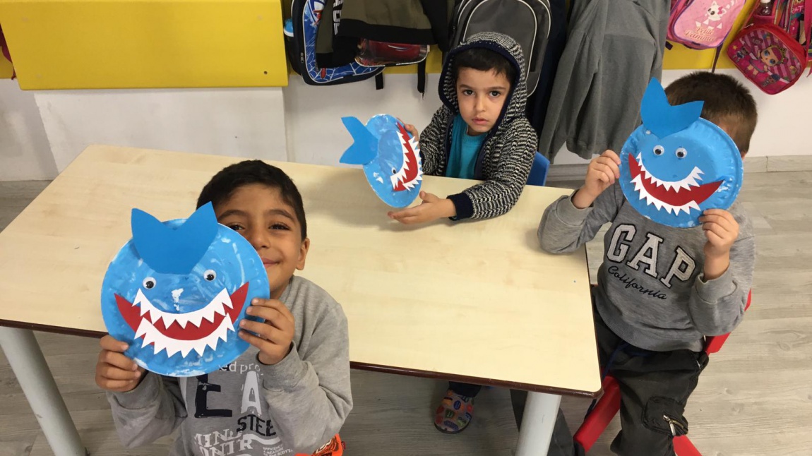 Anasınıfı A Şubesi Öğretmeni Hasan Hüseyin Turhan ve Öğrencilerinin Mavi Rengi Öğreniyorum Köpek Balığı Adlı Sanat Çalışması