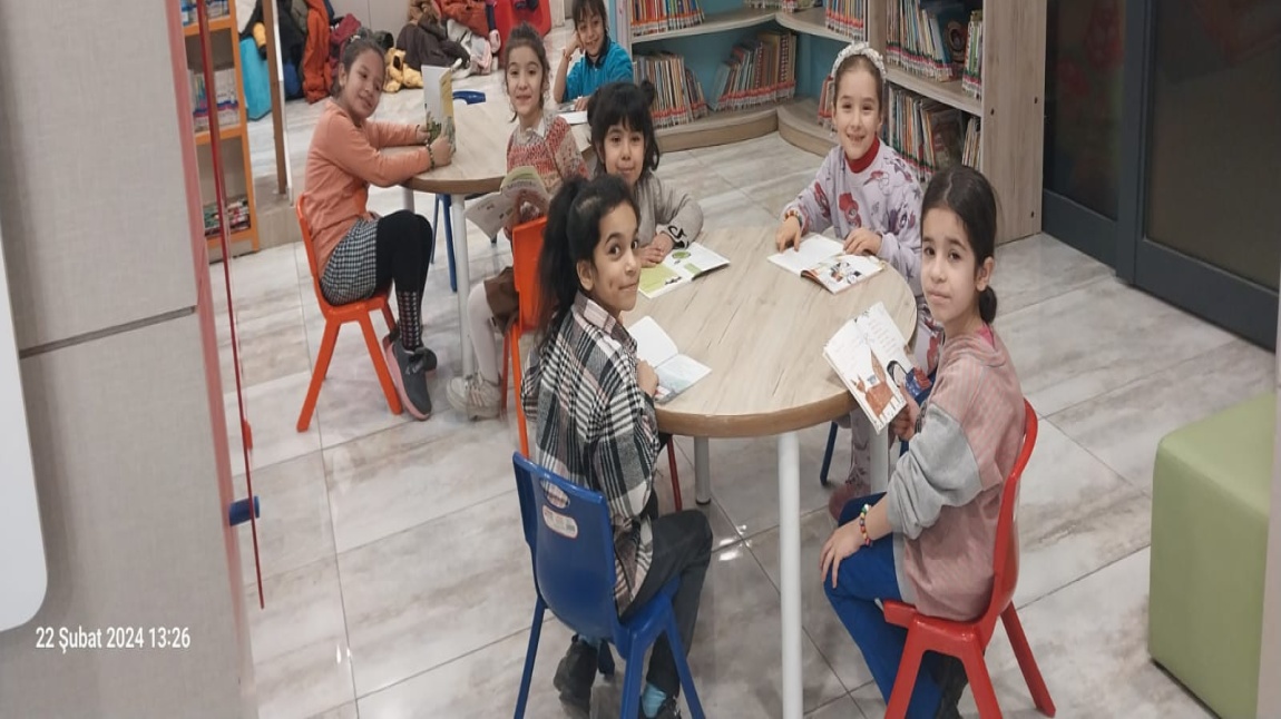 2-K Öğretmeni Ayşegül Terzi ve öğrencilerinin Çocuk Kütüphanesi Gezisi